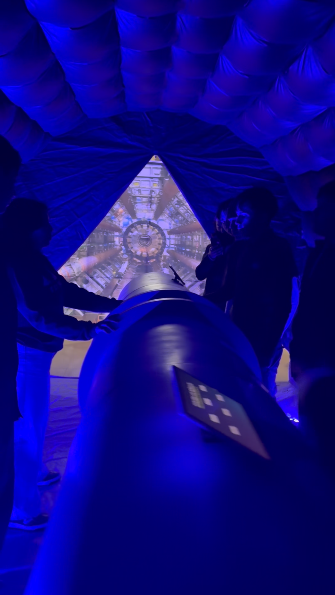 Dentro del túnel inspirado en el Gran Colisionador de Hadrones